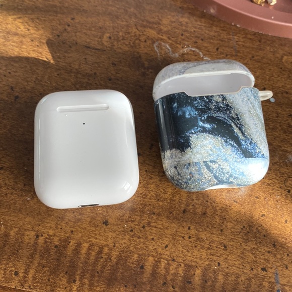 Airpods and airpods case.